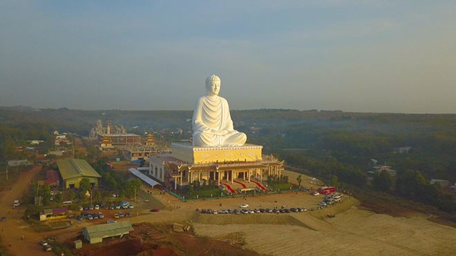 Độc đáo ở Bình Phước với tượng Phật khổng lồ nằm trên mái 